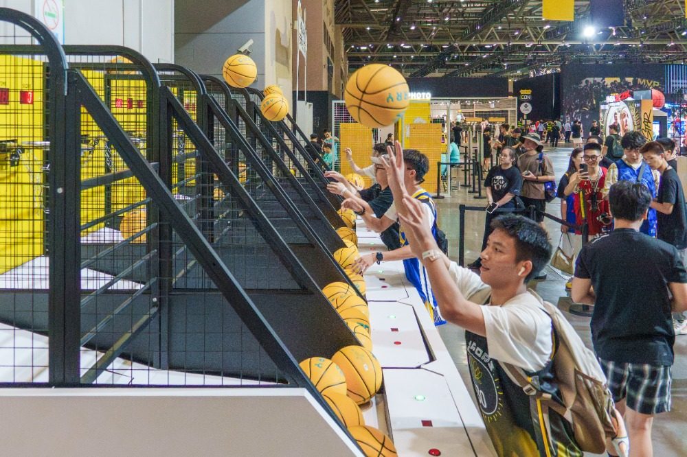 KJ, 点燃球迷热, 记者