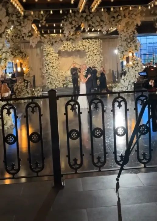 赛季帮助雷, 身穿白色婚